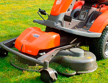 Nurmikonleikkuu sujuu ketterästi.