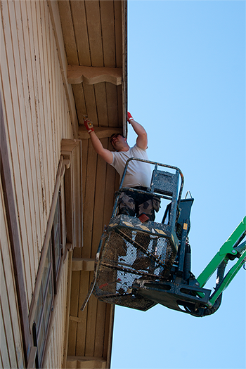 Oma nostimemme on paikalla juuri oikeaan aikaan, työ sujuu turvallisesti ja aikaa säästyy.
